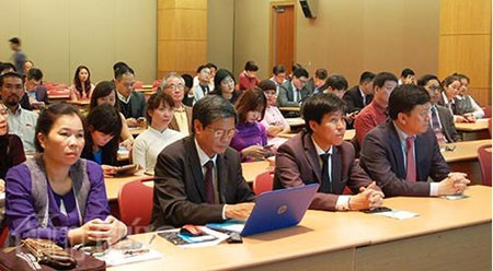 参加论坛的各家企业代表。（图片来源：信息报）