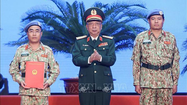 阮志咏上将授予国家主席的议定书。（图片来源：越通社）