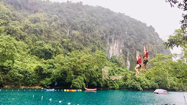 游客在广平省水莫溪征服考验。