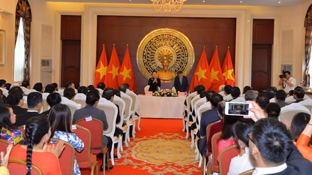 越南国会主席阮氏金银造访越南驻华大使馆。