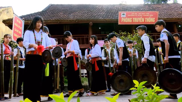  青山民族寄宿学校学生在开学典礼上表演铜锣。（图片来源：富寿省政府网）