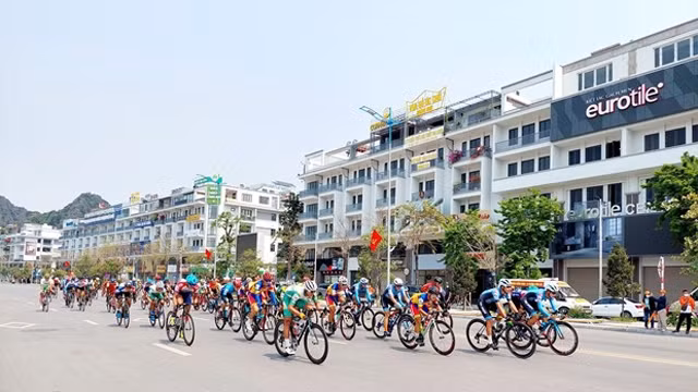 开幕式结束后，参赛车队在下龙湾参加第二赛段。