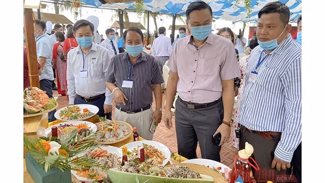 参观者欣赏佳肴。