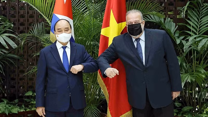 越南国家主席阮春福会见古巴总理。