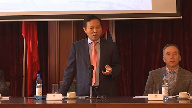 越南驻俄罗斯大使吴德孟发表讲话。（图片来源：信息报）