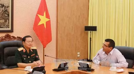 杜伯巳上将和古巴西部军区后勤主任罗伯托·罗德里格斯。（图片来源：越通社）