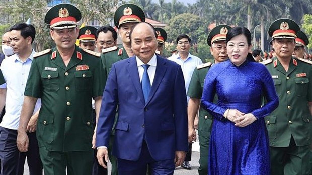 越南国家主席阮春福视察第一军区。