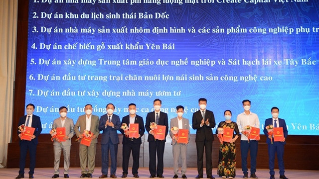 安沛省领导人向投资者颁发投资许可证。