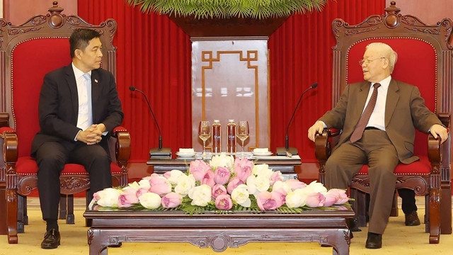 越共中央总书记阮富仲会见新加坡国会议长陈川仁。