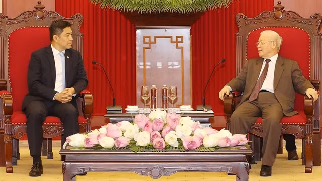 越共中央总书记阮富仲会见新加坡国会议长陈川仁。