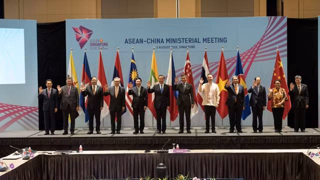 出席东盟与中国外长会议的各位外长。（图片来源：外交部提供）