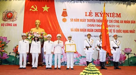 越南公安部常务副部长邓文孝上将向《人民公安杂志》社授予一级祖国捍卫勋章。