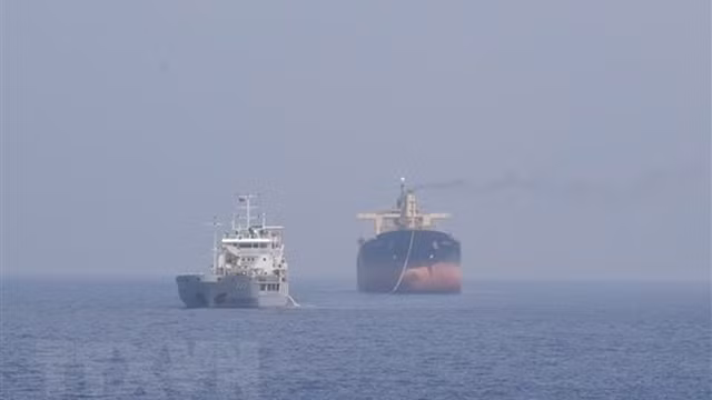 营救在长沙群岛海域有搁浅危险的巴拿马籍太平洋07号船。（图片来源：越通社）