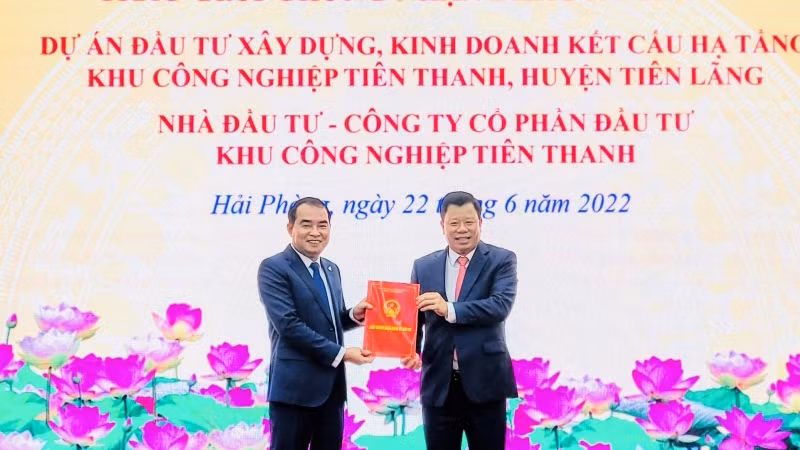 海防市经济区管理委员会向仙青工业园区项目发放投资许可证。