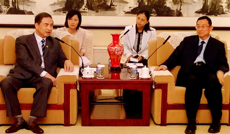 中共中央宣传部常务副部长雒树刚会见越共中央宣教部副部长裴世德（左）。 (Photo: 图片来源：越南共产党电子报)