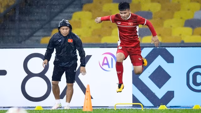 越南球员在雨中训练。