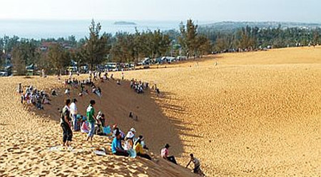 附图：2014年上半年，全省接待游客量超过180万人次。