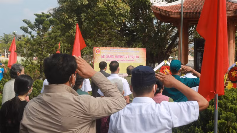 各位代表缅怀在鬼鹿角牺牲的烈士。（图片来源：先锋报）