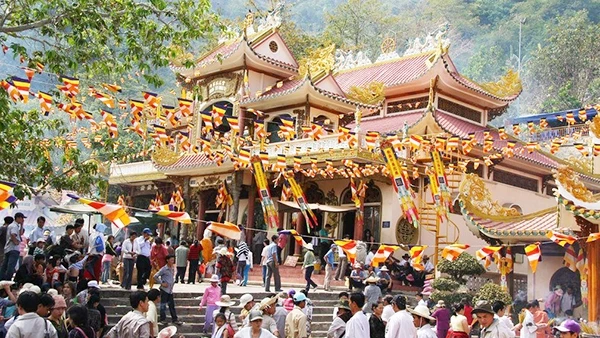 越南西宁省黑婆山旅游区迎来第100万名游客前来参观。