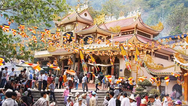 越南西宁省黑婆山旅游区迎来第100万名游客前来参观。