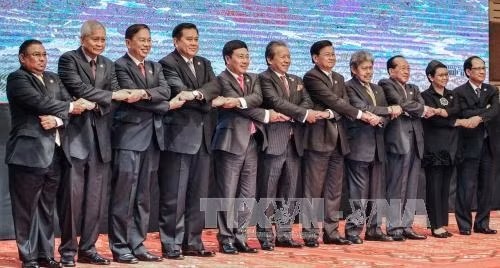 东盟10国外长和东盟秘书长合影。（图片来源：越通社）