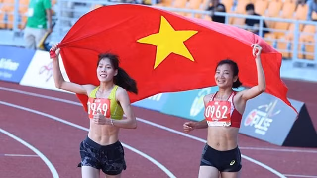 越南田径健儿阮氏莺和范氏惠在第三十届东运会女子5000米跑比赛中夺得第一名和第二名。