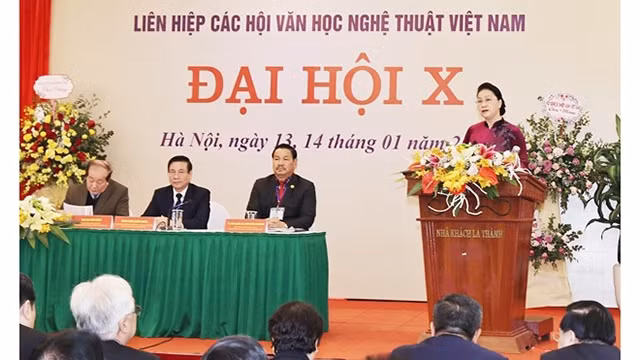 国会主席阮氏金银发表讲话。（图片来源：越通社）