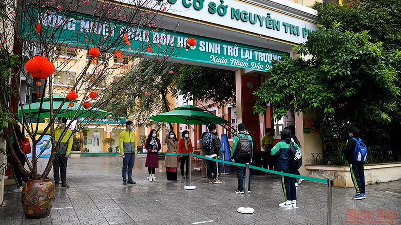 2月8日上午6时30份，阮知方初中的初二到初四生开始返校上课。（成达 摄）