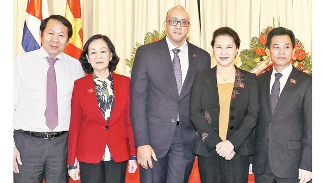 张氏梅同志同各位代表合影。（图片来源：越通社）