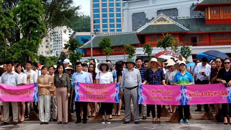 各位代表参加广宁省旅游活动。（图片来源：广宁省电视台）