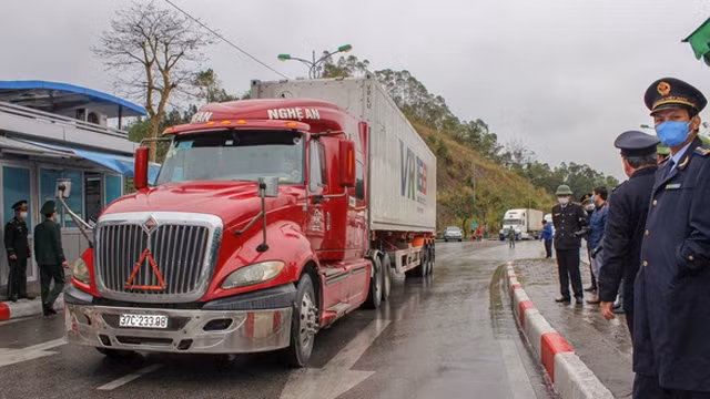 货物卡车在友谊国际关口通关。