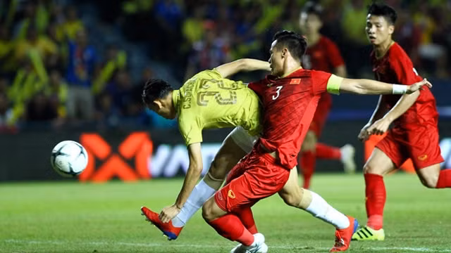 泰国队前锋Supachai在邓文林的门前造成威胁。