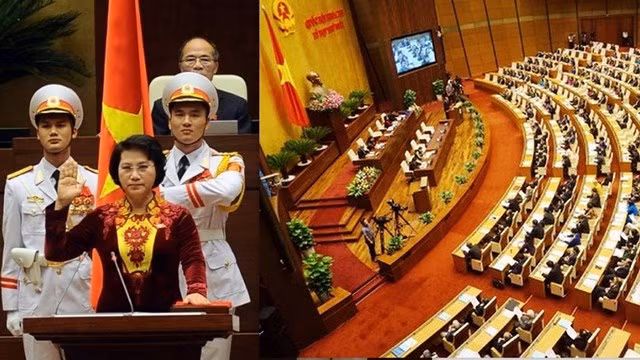 谁都为首次见证在祖国金星红旗下，女性国会主席手抚《越南社会主义共和国宪法》向全国人民、同志及同胞庄严宣誓而感到激动。