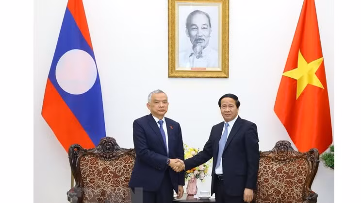 越南政府副总理黎文成会见老挝国会副主席宋玛·奔舍那。（图片来源：越通社）
