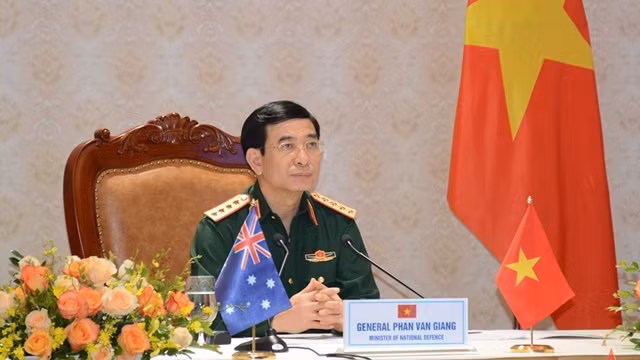 越共中央政治局委员、国防部部长潘文江同澳大利亚国防部部长彼得•达顿通电话。