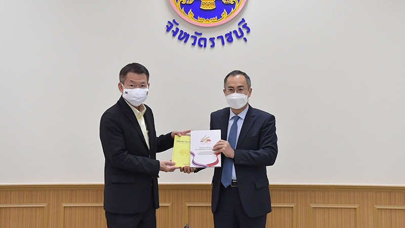 潘志成大使向叻武里府府长赠送纪念品。（图片来源：人民报网）