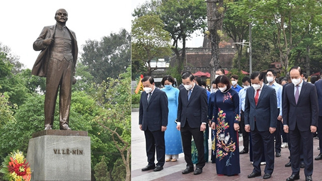 河内市领导献花纪念列宁诞辰152周年。