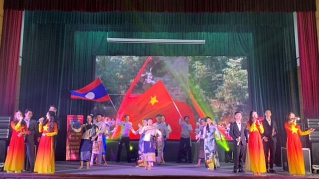 越南外交学院在比赛开幕式上表演的艺术节目。