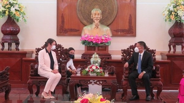 芹苴市人民委员会副主席阮实现会见法国驻胡志明市总领事格罗塞。（图片来源：越通社）