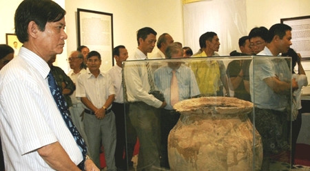 本次古物展吸引了众多观众前来参观。（图片来源：人民报网）