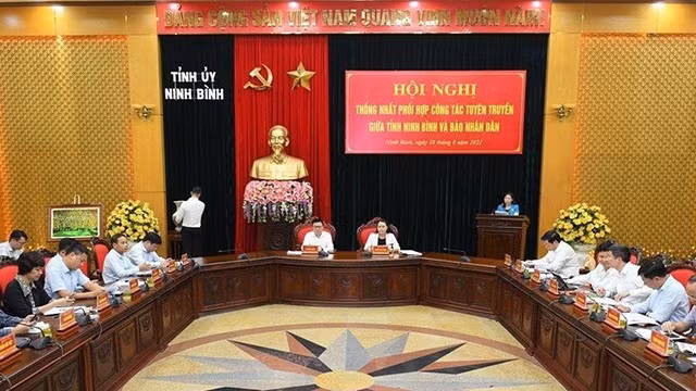 《人民报》社工作代表团与宁平省领导代表举行会议。（图片来源：成达 摄）