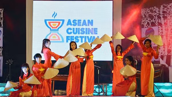 由越南留学生主演的“越南--我的家乡”尖顶帽舞节目颇受欢迎。