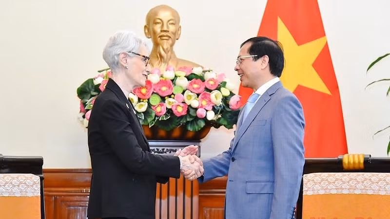 越南外交部长裴青山会见美国常务副国务卿温迪·舍曼。