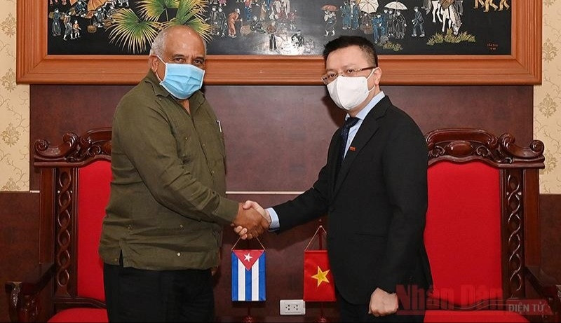 黎国明总编辑与古巴大使奥兰多·尼古拉斯·埃尔南德斯·纪廉。