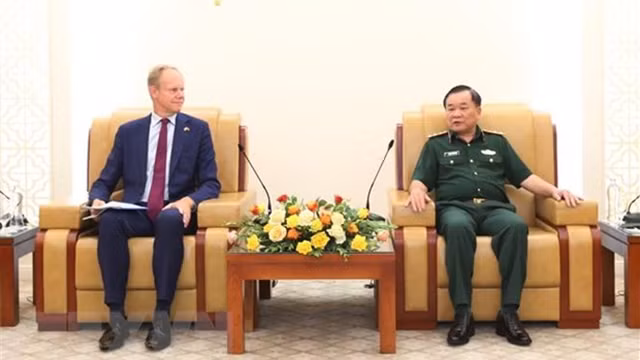 越南国防部副部长黄春战上将在国防部总部会见英国内阁大臣马修·瑞克罗夫特。