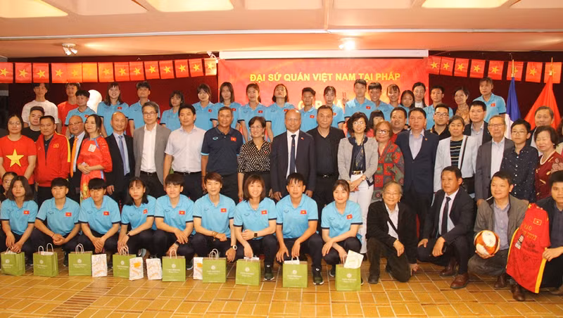 各位代表和越南国家女子足球队。