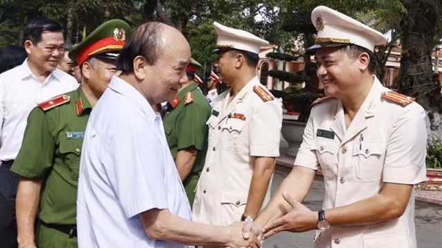 国家主席阮春福深入春禄监狱调研特赦工作。