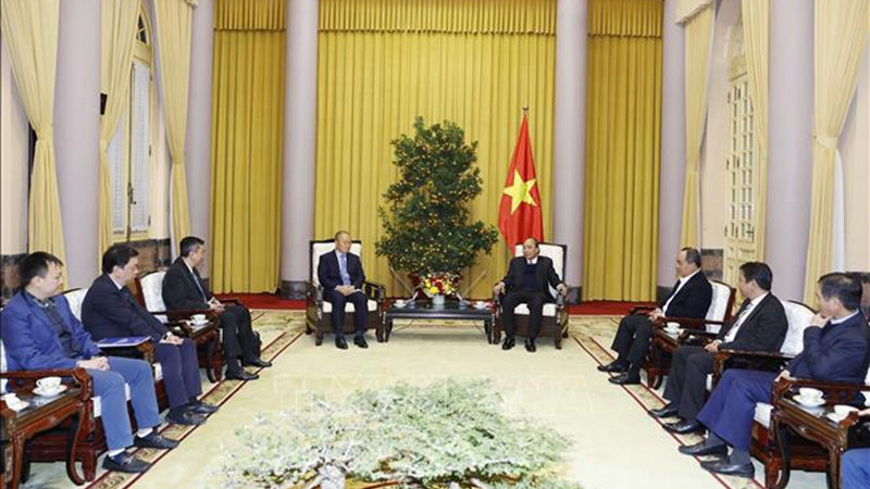 越南国家主席阮春福会见男足主教练朴恒绪。(图片来源:越通社)