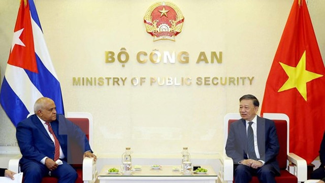 苏林部长会见古巴驻越南大使奥兰多·尼古拉斯·埃尔南德斯·纪廉。（图片来源：越通社）