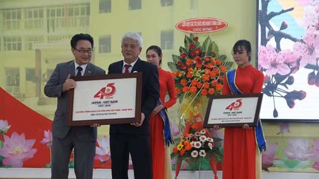 茶荣省人民委员会主席同文林向日本驻胡志明市总领事川上纯一赠送纪念品。